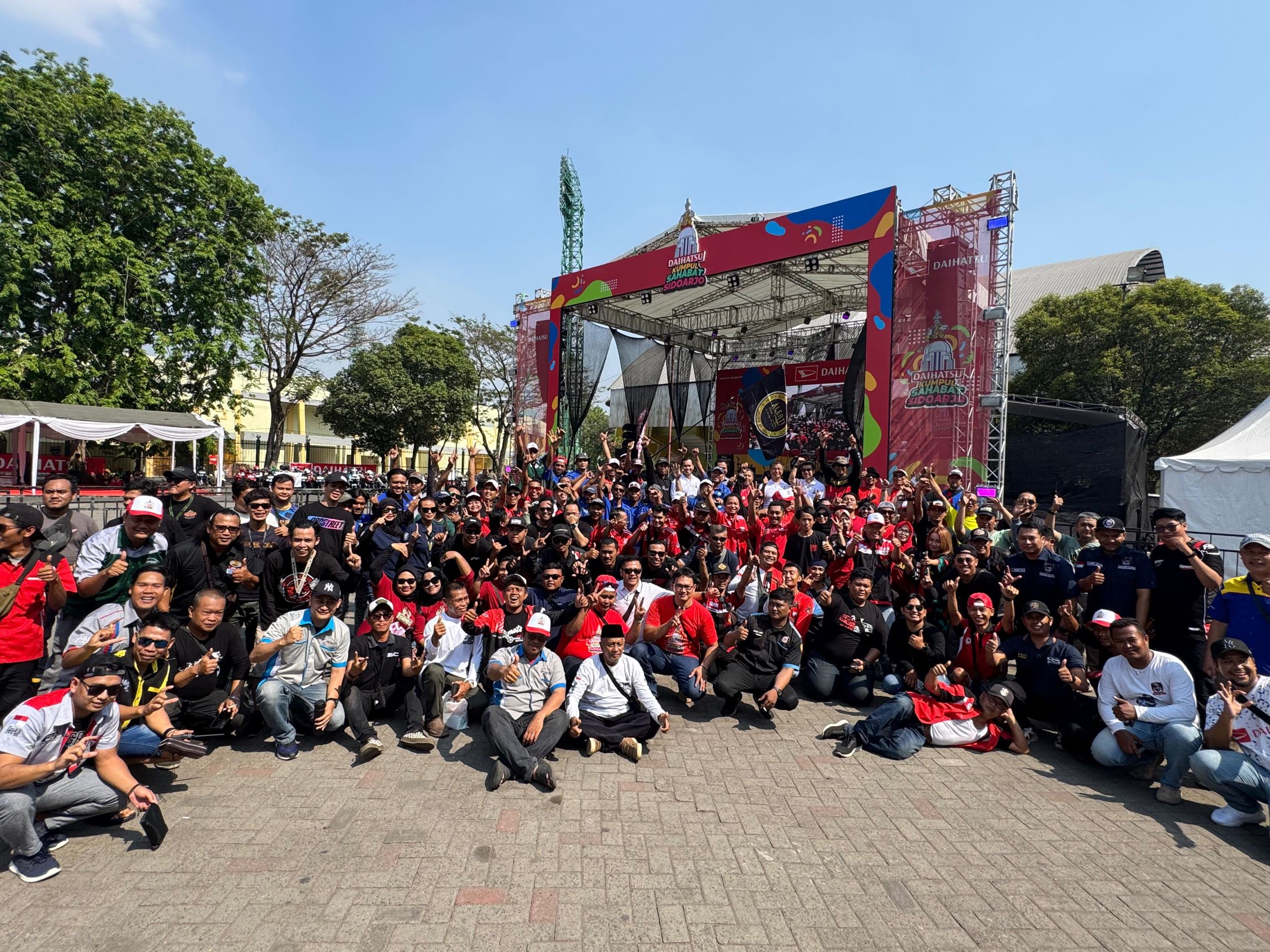 Foto bersama seluruh manajemen, komunitas mobil, dan sepeda motor di Kumpul Sahabat Sidoarjo.
