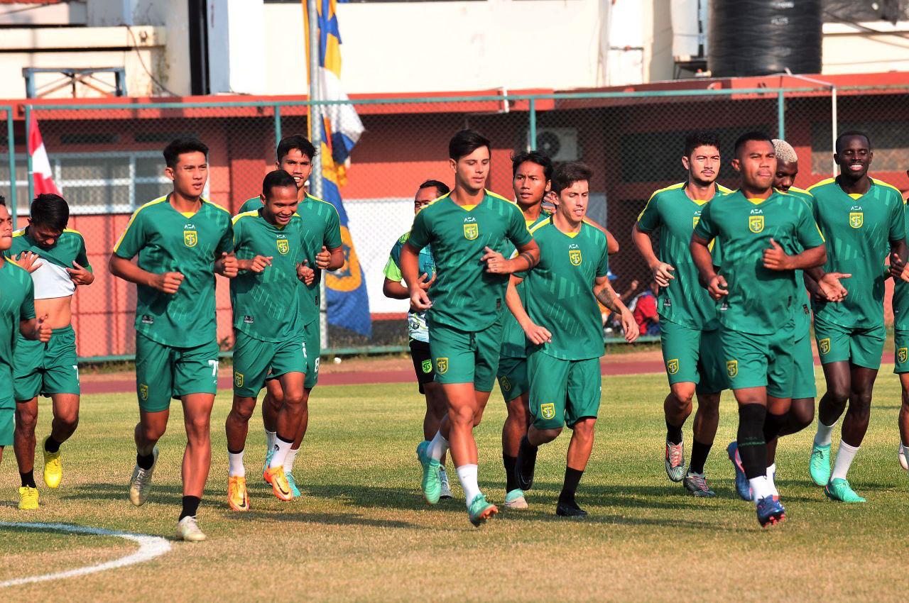 Pemain Persebaya Surabaya jalani latihan jelang laga kontra Persib Bandung. (Andy Satria/Radar Surabaya)