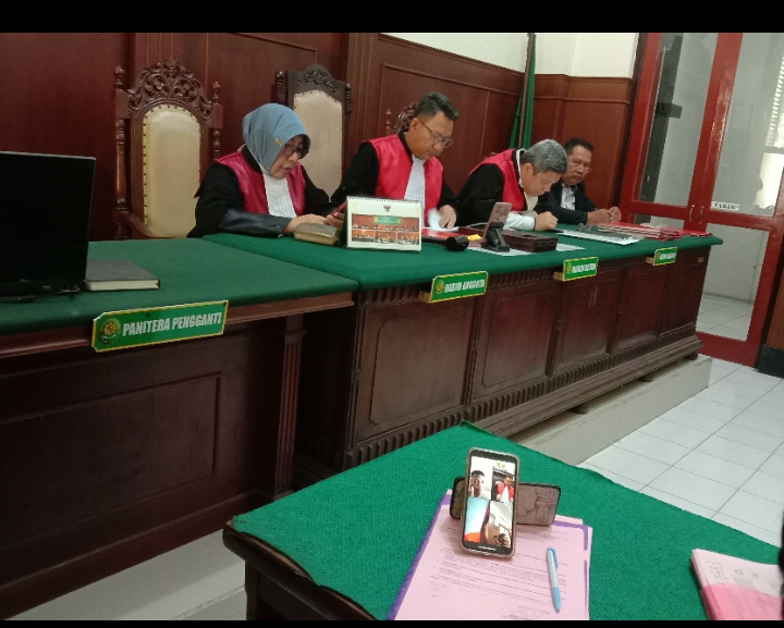 Mucikari prostitusi online divonis 7 bulan di PN Surabaya. (Fajar/Radar Surabaya)