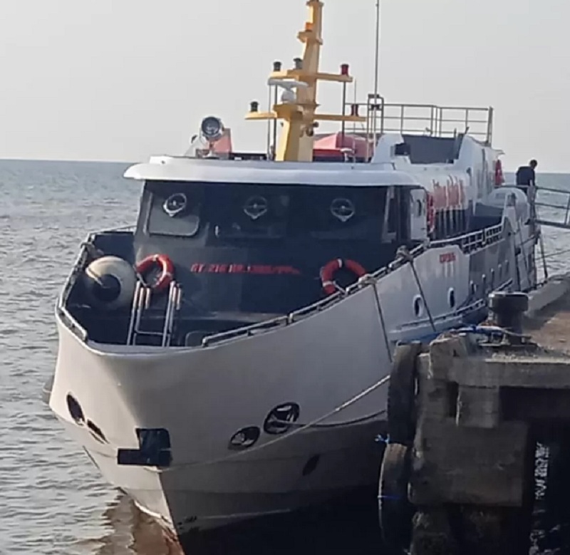 SUDAH BEROPERASI: Kapal cepat yang melayani rute Situbondo - Madura bersandar di Pelabuhan Jangkar Situbondo, Senin (14/10).