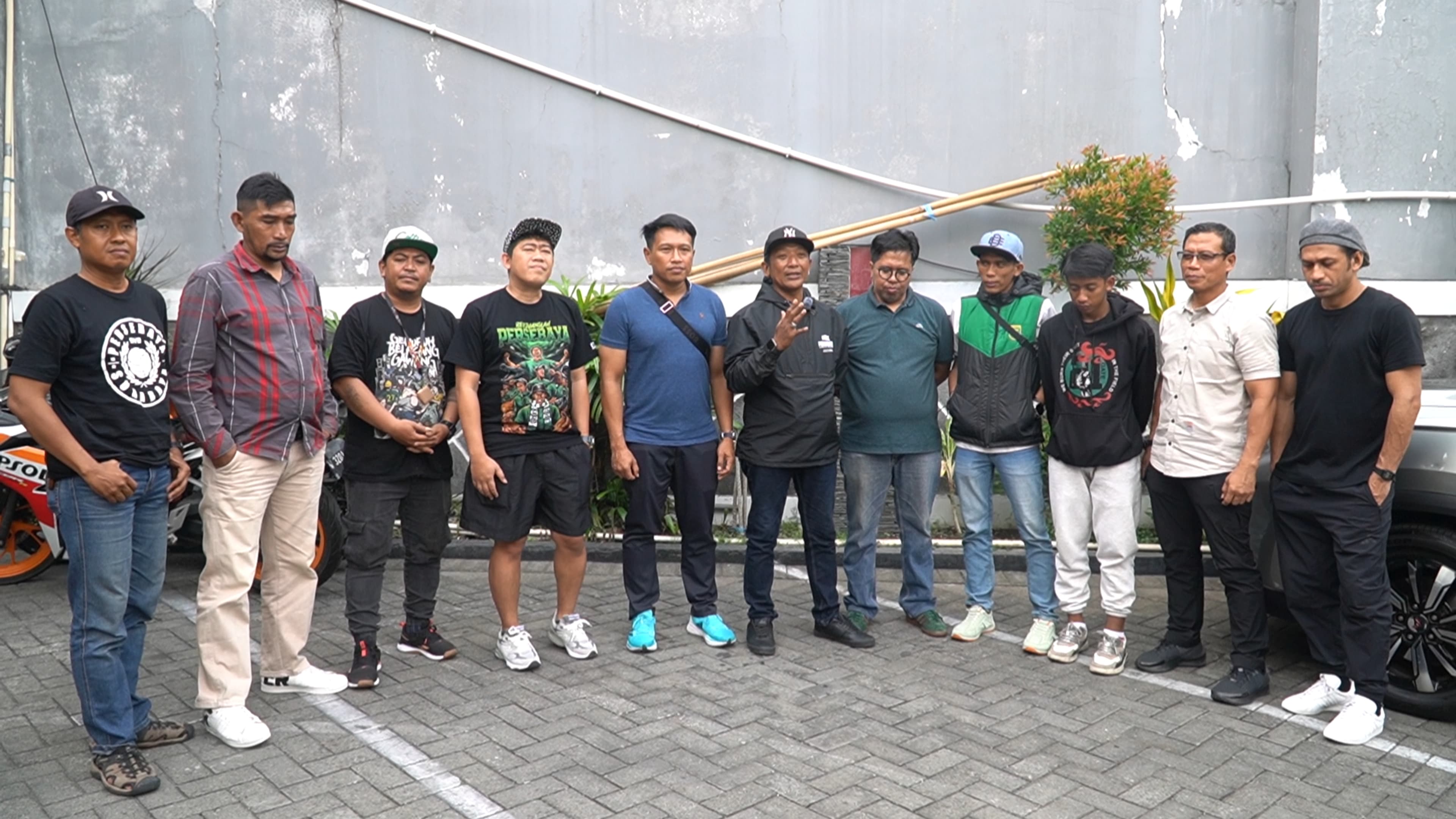 SEPAKAT : Para koordinator seluruh tribun suporter bonek Persebaya Surabaya sepakat untuk tidak datang ke Bandung.