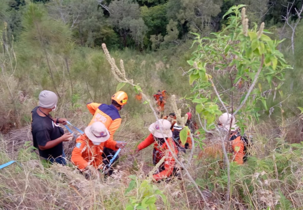 Petugas SAR Gabungan mengevakuasi korban Muhammad Agus, pendaki asal Jakarta yang terperosok di jurang Gunung Wilis Nganjuk.