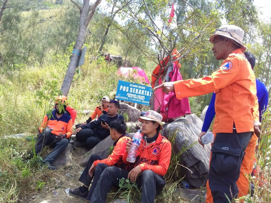 Petugas SAR Gabungan di Pos Sekartaji untuk melakukan evakuasi korban.