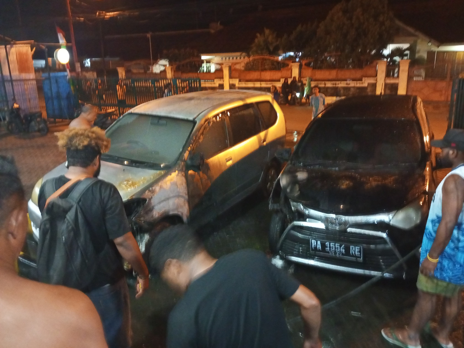 Dua mobil operasional media Jujur Bicara yang terletak di Jalan SPG Taruna Waena, Kota Jayapura, Provinsi Papua dilempari bom molotov oleh orang tak dikenal, Rabu (16/10) dini hari.