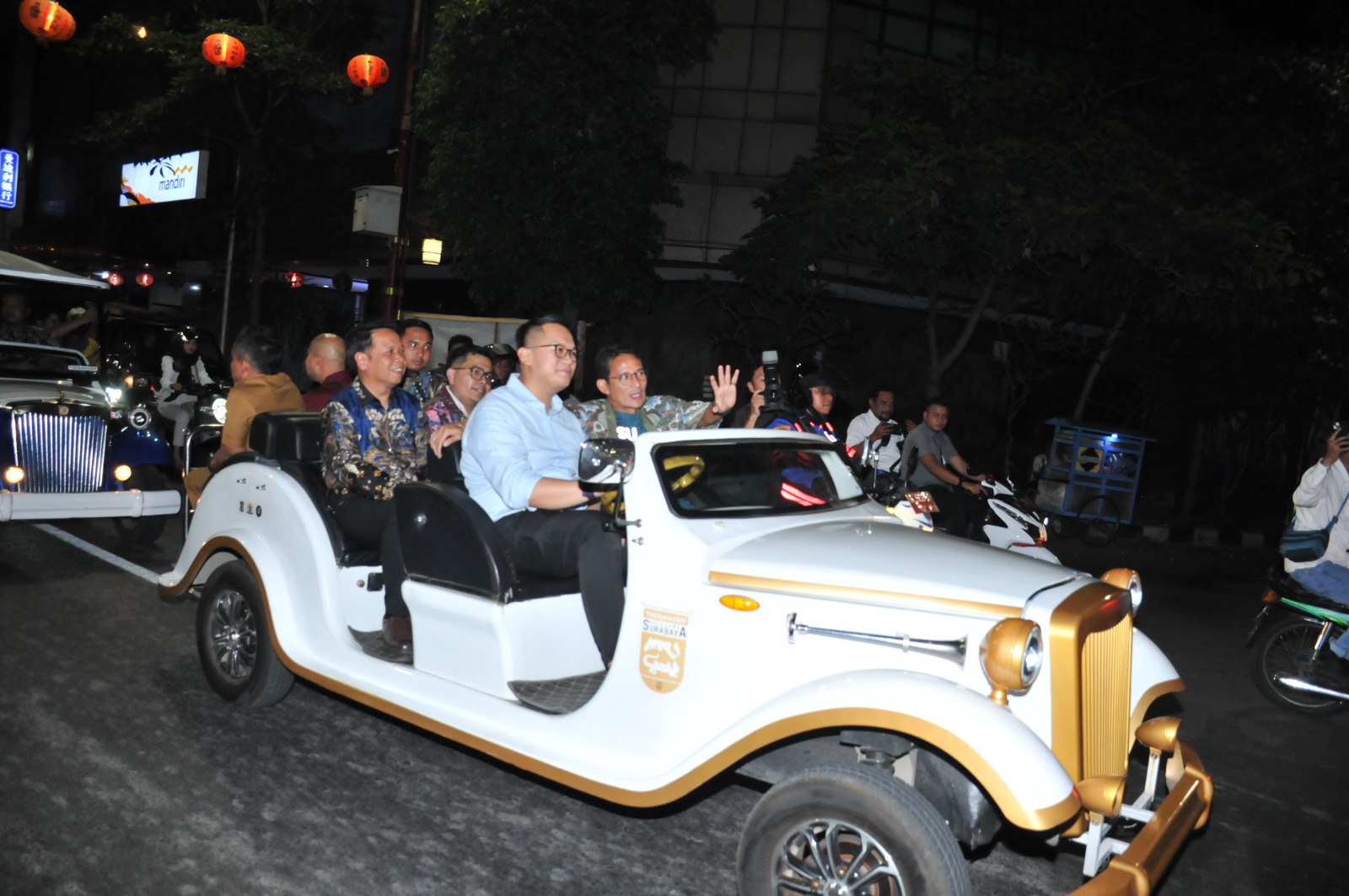 Ditemani Ketua Kadin Surabaya Ali Affandi, Menparekraf Sandiaga Salahuddin Uno mengelilingi Kota Lama Surabaya dengan kendaraan listrik Toer Wagen.