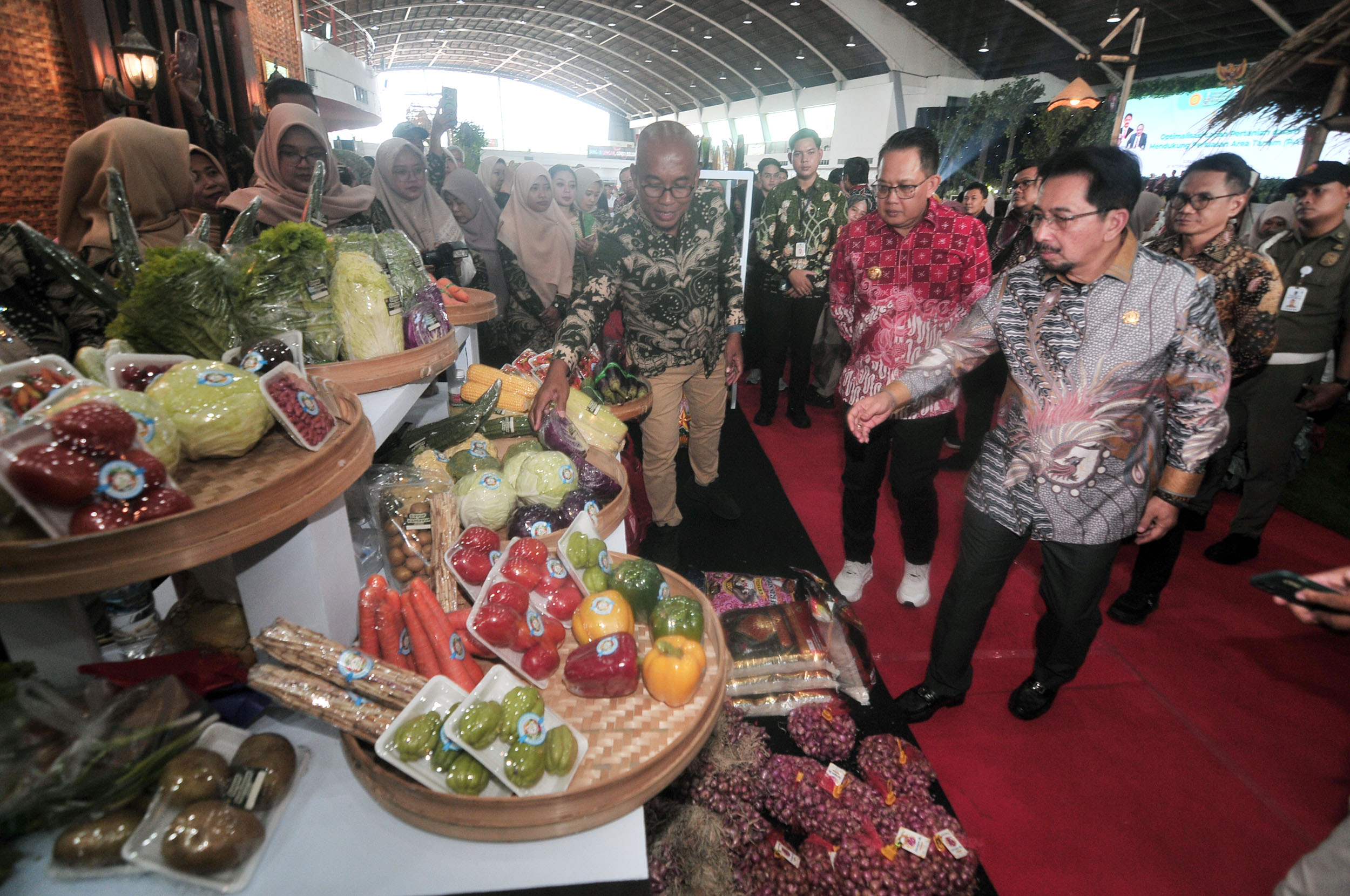 HARI PANGAN: Pj Gubernur Jatim, Adhy Karyono ketika meninjau tenan dalam peringatan Hari Pangan Sedunia ke-44, yang digelar di JX International, Surabaya, Rabu (16/10).
