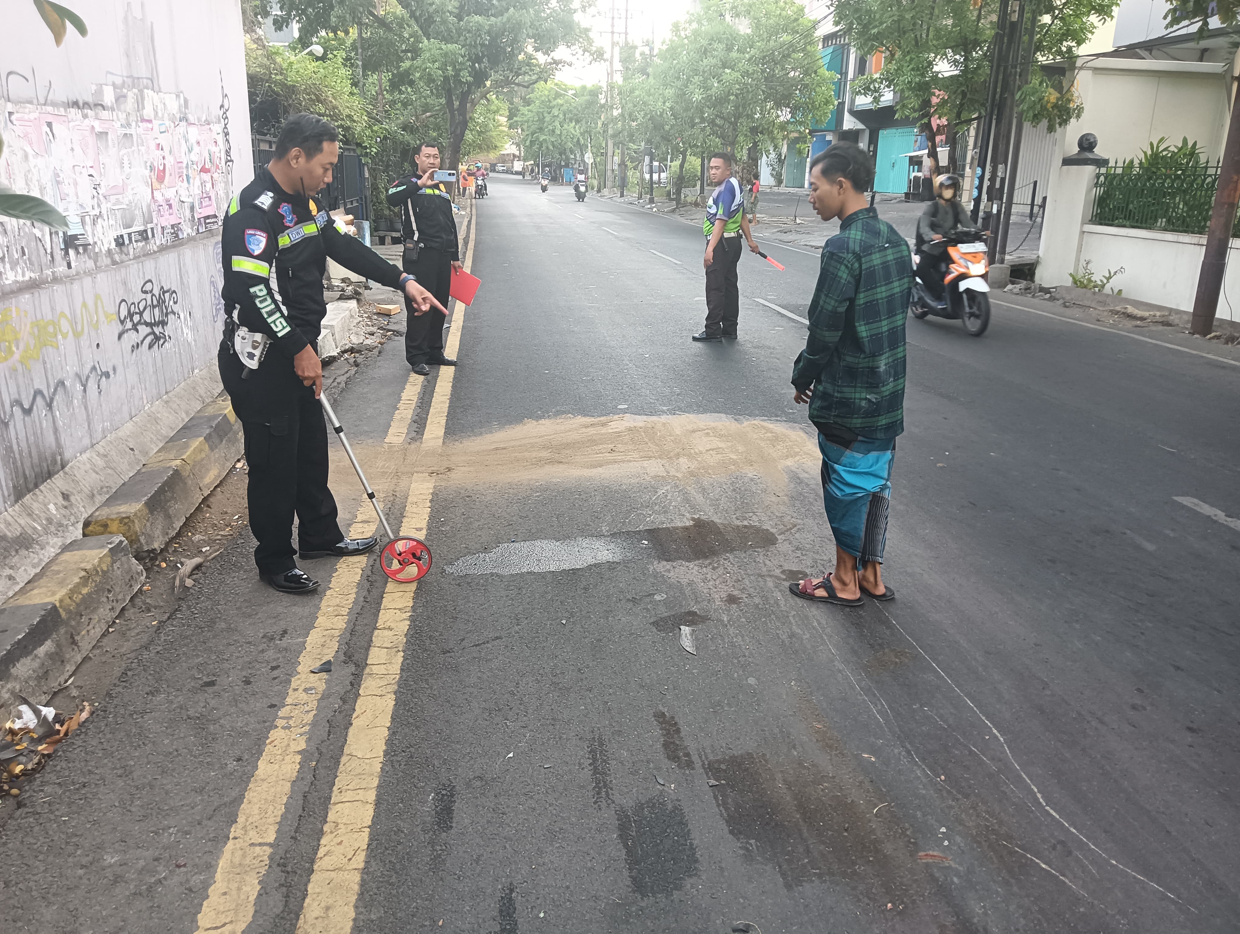 Anggota Unit Laka Lantas Polrestabes Surabaya melakukan olah TKP di Jalan Upajiwa menghadirkan pengendara motor Honda Vario Febrianto. (IST)