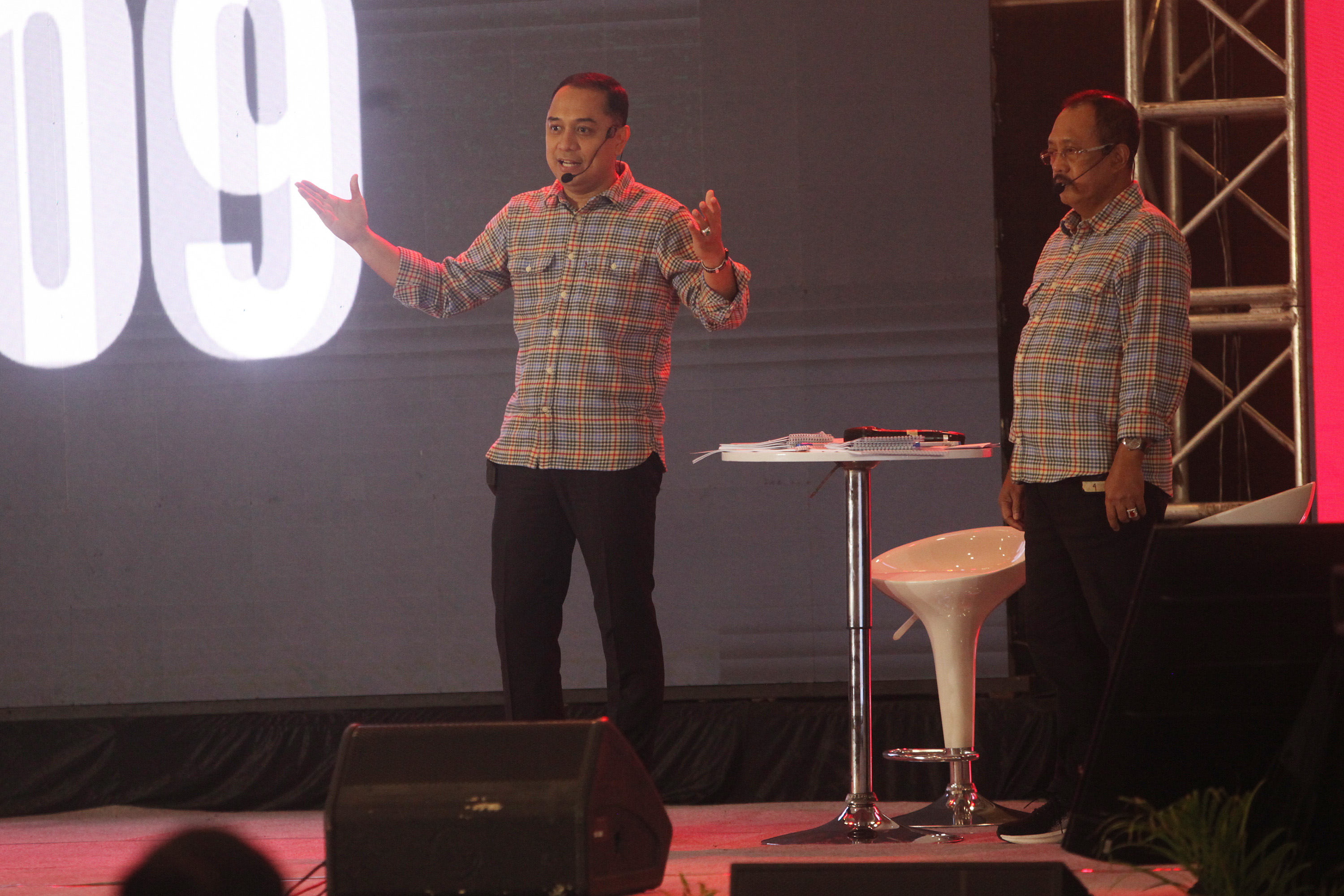 SURABAYA FULL SENYUM: Pasangan Calon Wali Kota dan Calon Wakil Wali Kota Surabaya Eri Cahyadi-Armudji saat mengikuti sesi debat di Dyandra Convention Hall, Rabu (16/10).