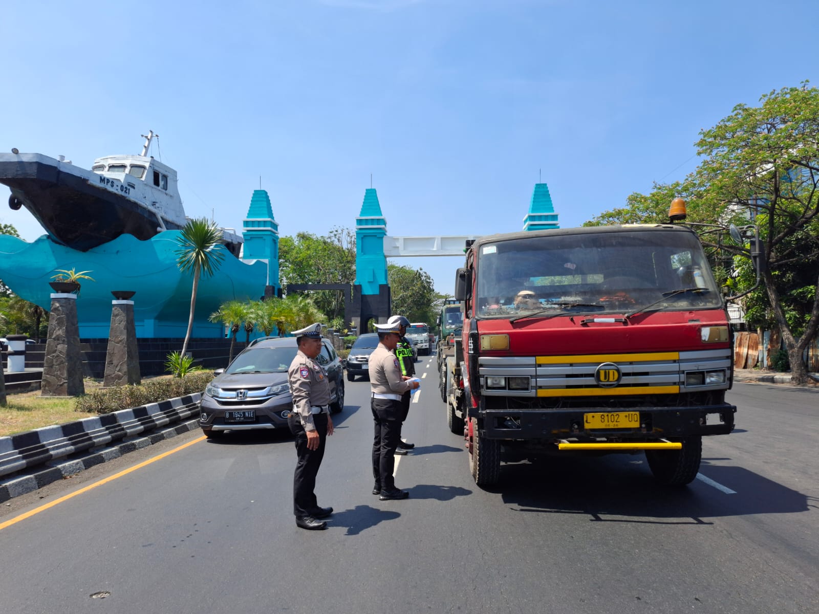 TERTIB : Kasatlantas Polres Pelabuhan Tanjung Perak AKP Imam Sayfudin Rodji membagikan flayer ke sopir truk dalam rangka Operasi Zebra Semeru 2024.