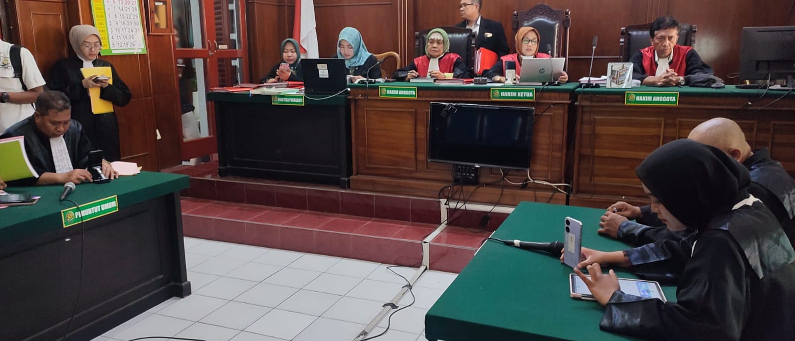 MIKIR: Terdakwa Renanda Faizal Hidayah pikir-pikir saat di vonis majelis hakim di PN Surabaya.