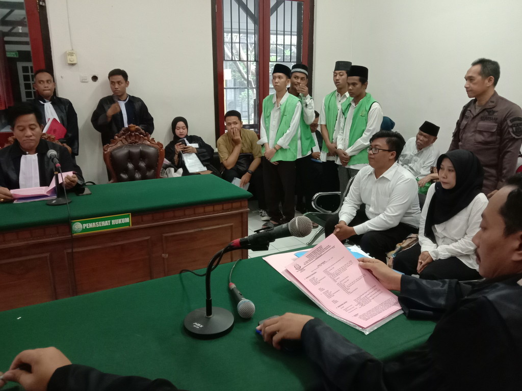 . Haviv Setiadi dan Nuril Afiyah saat duduk di kursi pesakitan di PN Surabaya. (Fajar/Radar Surabaya)