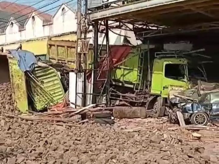 BLONG: Kondisi kecelakaan beruntun di Subang disebabkan karena truk material