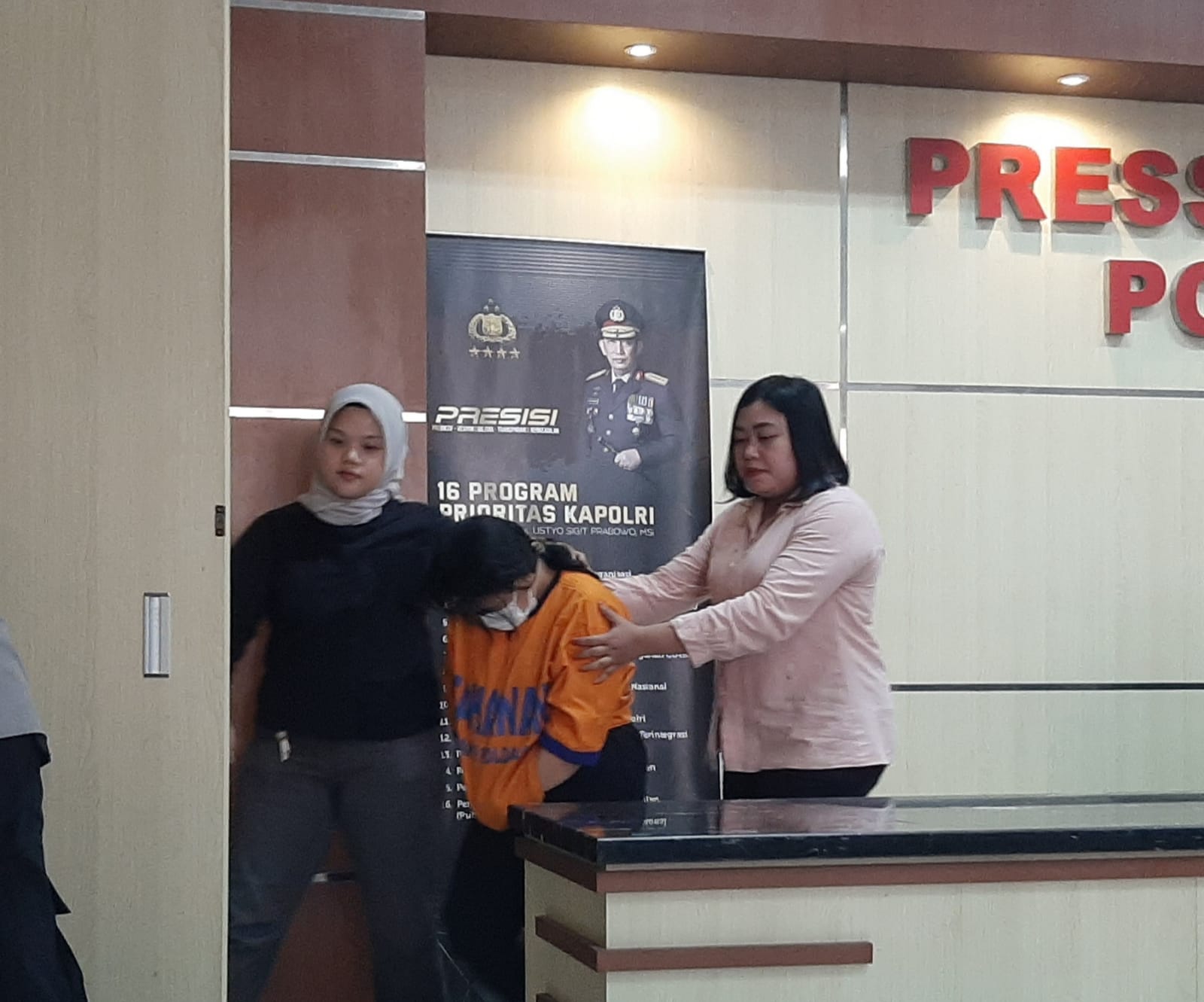 Oknum babysitter Nur ditahan gara-gara mencekoki anak majikan dengan obat keras. (Mahrus/Radar Surabaya)
