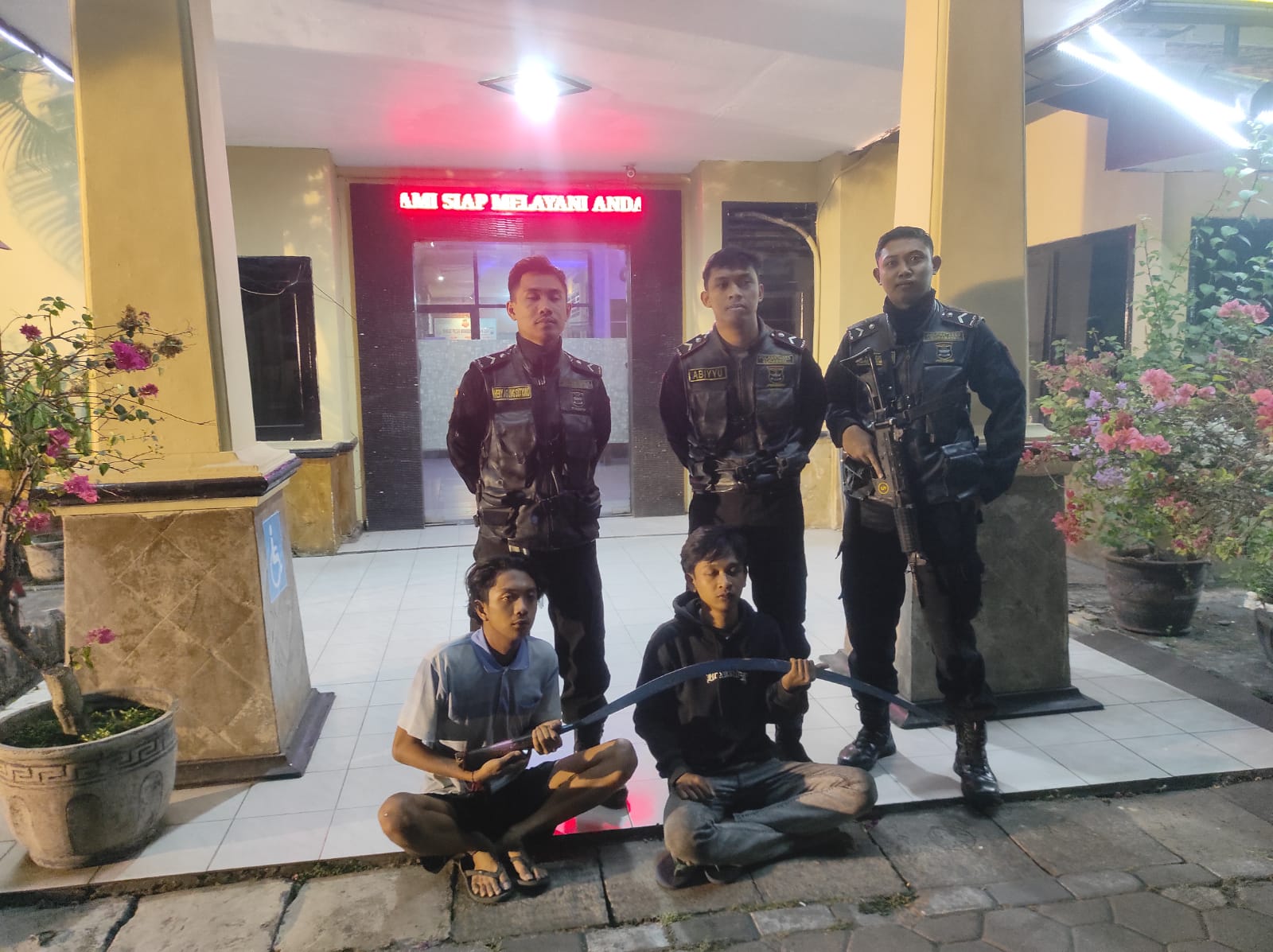 Dua remaja ini sempat kabur usai mengetahui kedatangan Tim Respatti. Mereka kepadatan bawa sajam dan live tawuran di medsos. (IST)