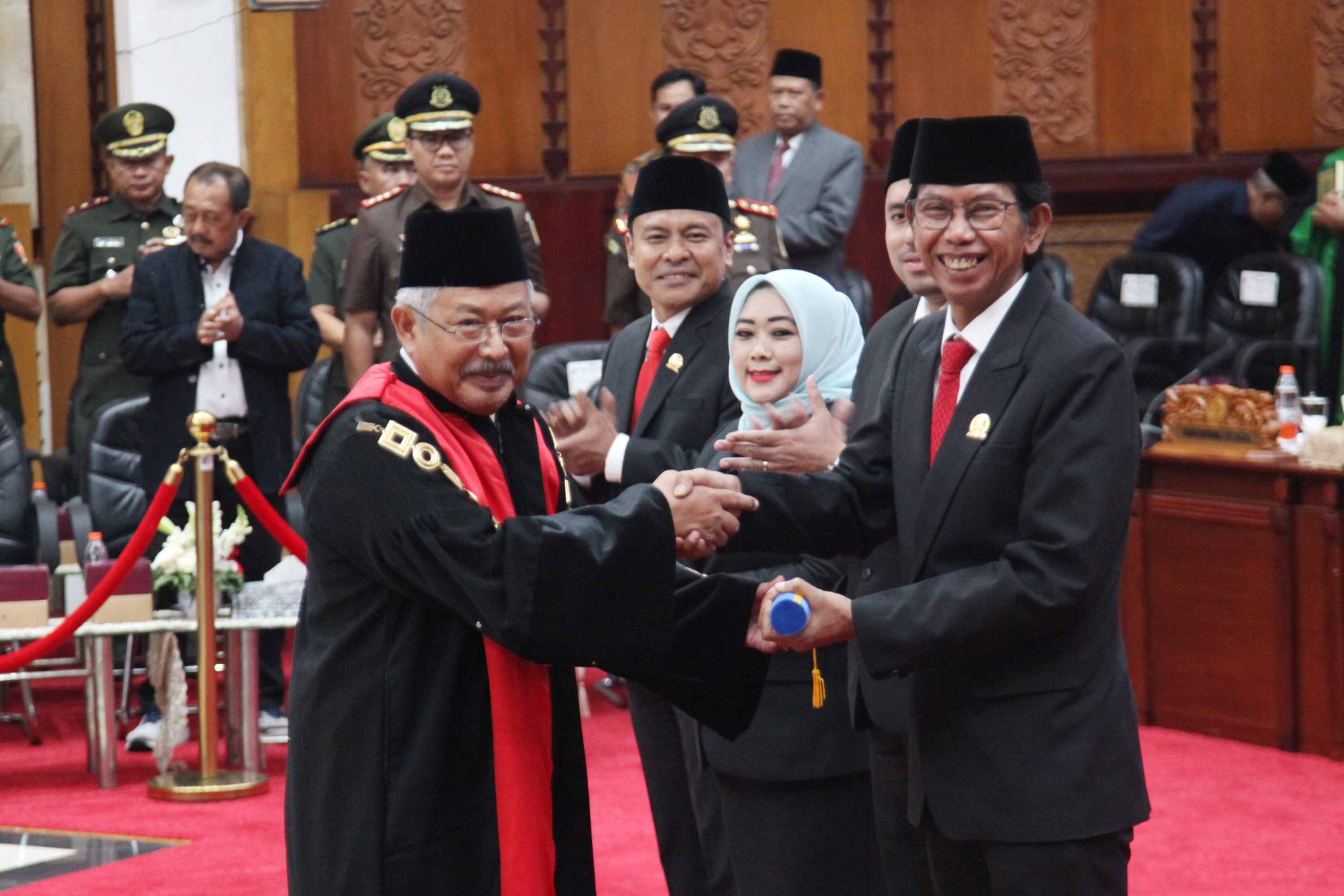 SIAP MENGABDI: Ketua DPRD Surabaya Adi Sutarwijono bersama tiga orang pimpinan DPRD usai diambil sumpah dan janjinya untuk bertugas menjadi pimpinan selama periode 2024-2029.