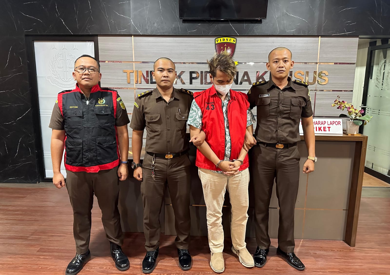 AKHIRNYA: Manajer KSP MUMS, DJA saat ditahan di Kejati Jatim  &nbsp;