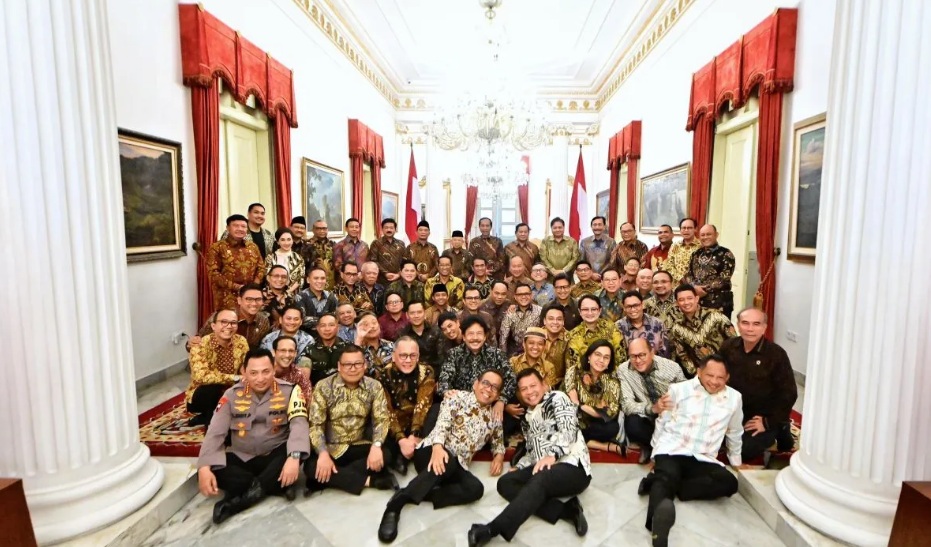 MOMEN PERPISAHAN: Usai jamuan santap siang bersama seluruh jajaran kabinet Indonesia Maju, Presiden Joko Widodo foto bersama di Istana Negara, Jakarta, Jumat (18/10).