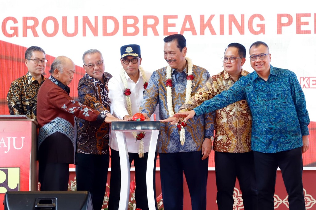 Pj Gubernur Jatim Adhy Karyono bersama Menko Kemaritiman dan Investasi Luhut Binsar Panjaitan (LBP), Menhub Budi Karya Sumadi dan Presdir PT. Gudang Garam Susilo meresmikan Bandara Dhoho Kediri.