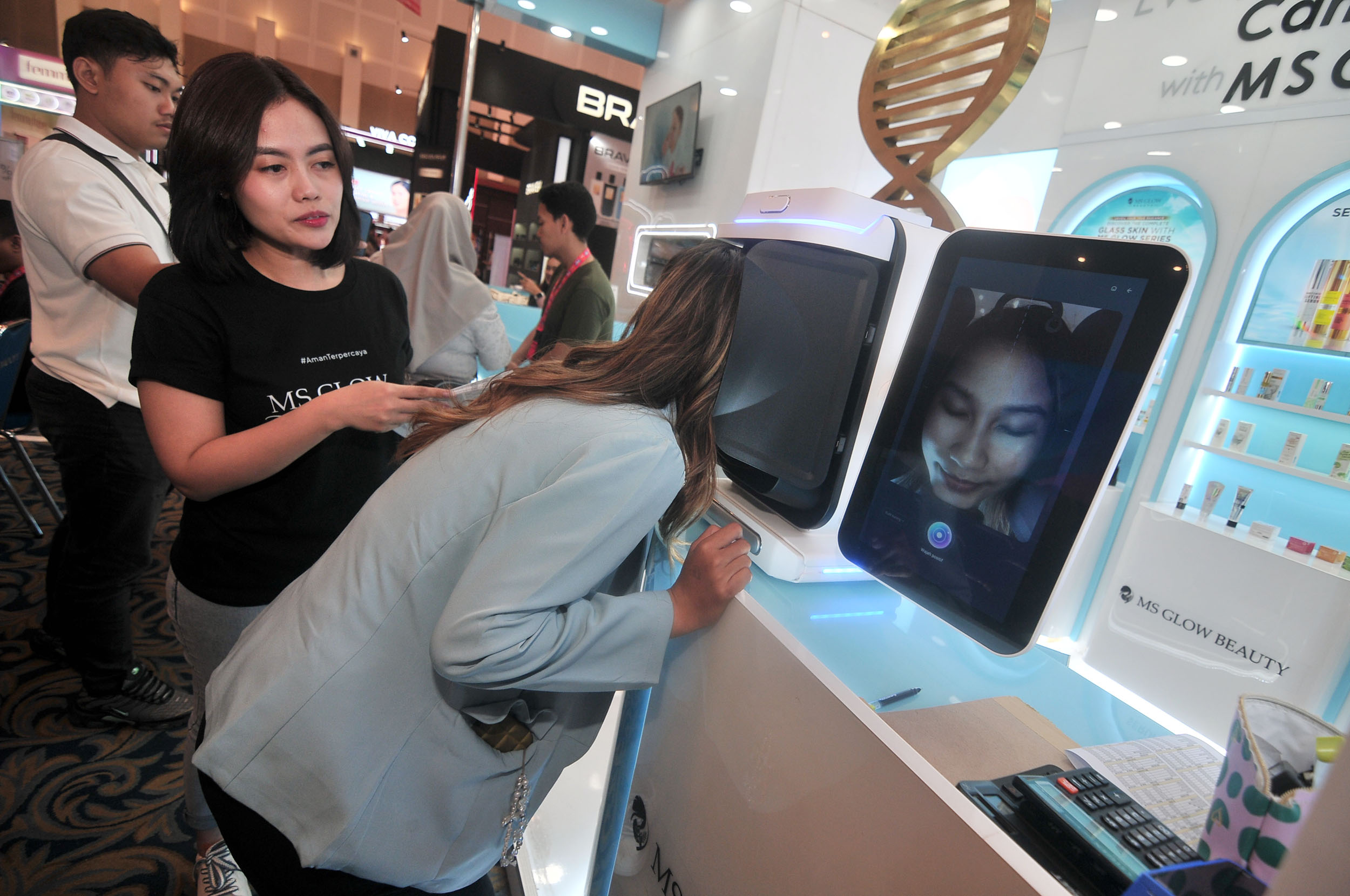 PERAWATAN KULIT WAJAH: Cahya Putrinda Zain melakukan pengecekan kesehatan kulit di booth MS Glow dalam area Pekan Raya Jatim di Grand City Surabaya, Jumat (18/10).