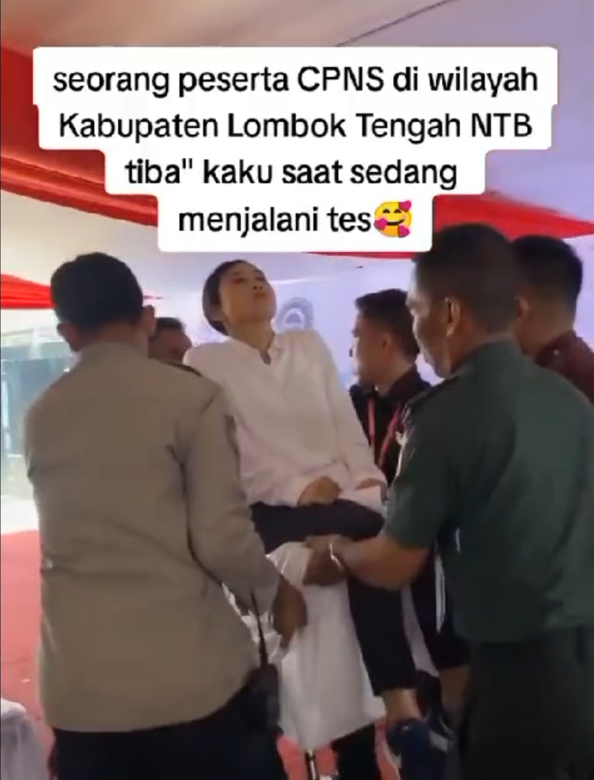 Diangkat Petugas : Seorang peserta tes CPNS di Provinsi NTB mendadak kaku mirip.patung saat tengah menjalani ujian.