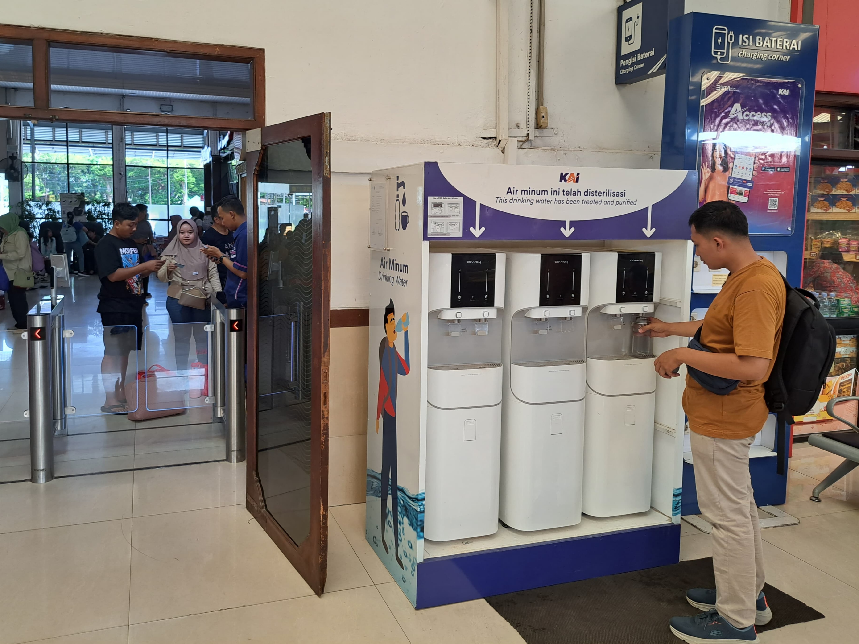 ISI ULANG GRATIS: Penumpang kereta api saat mengisi botol tumbler di water station yang saat ini ada di empat stasiun di wilayah Daop 8 Surabaya.