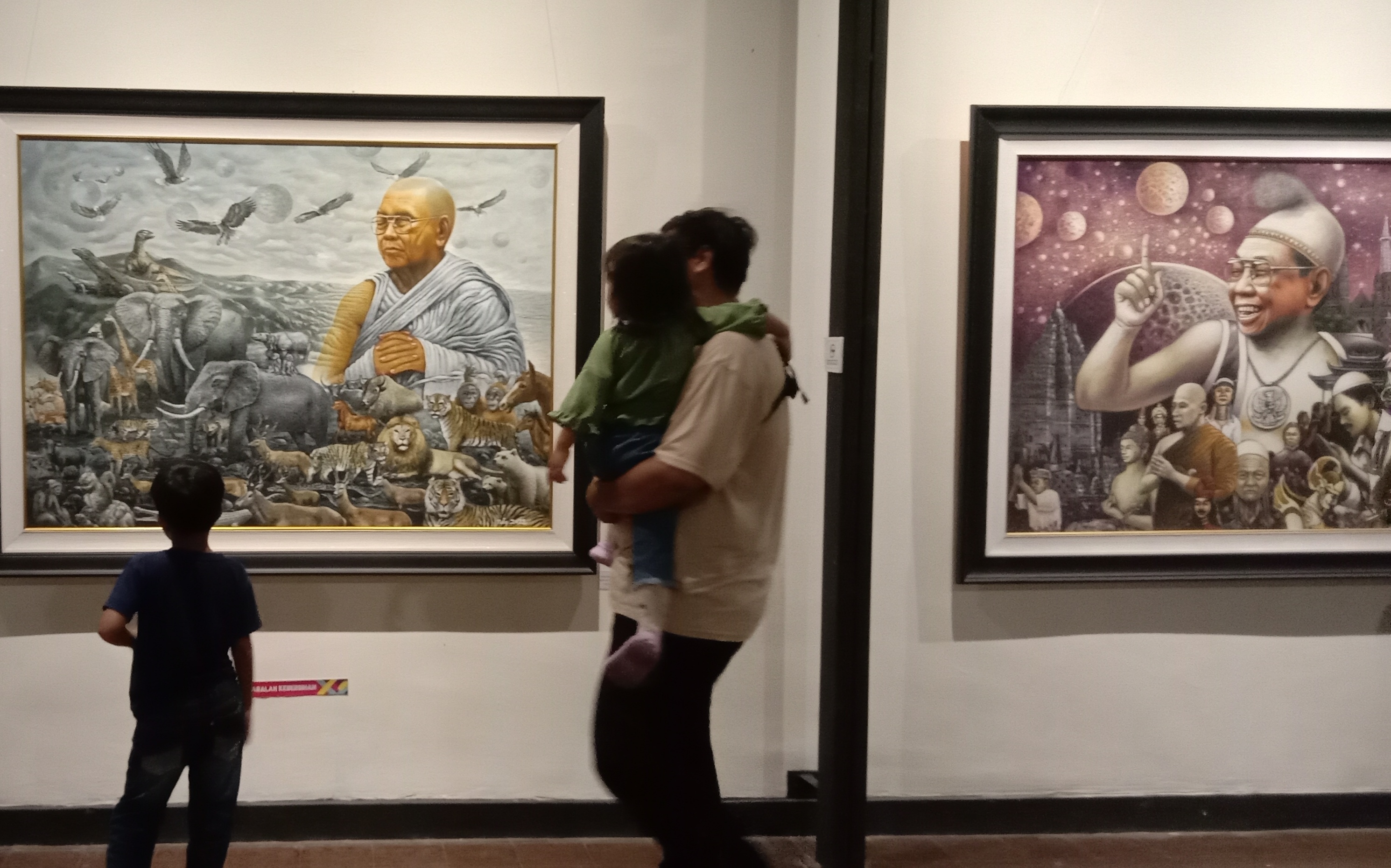 SOSOK DIRINDUKAN: Pengunjung sedang menikmati karya lukisan dari perupa Nabila Dewi Gayatri yang berjudul Angon Angin di Galeri Merah Putih Kompleks Balai Pemuda Surabaya.