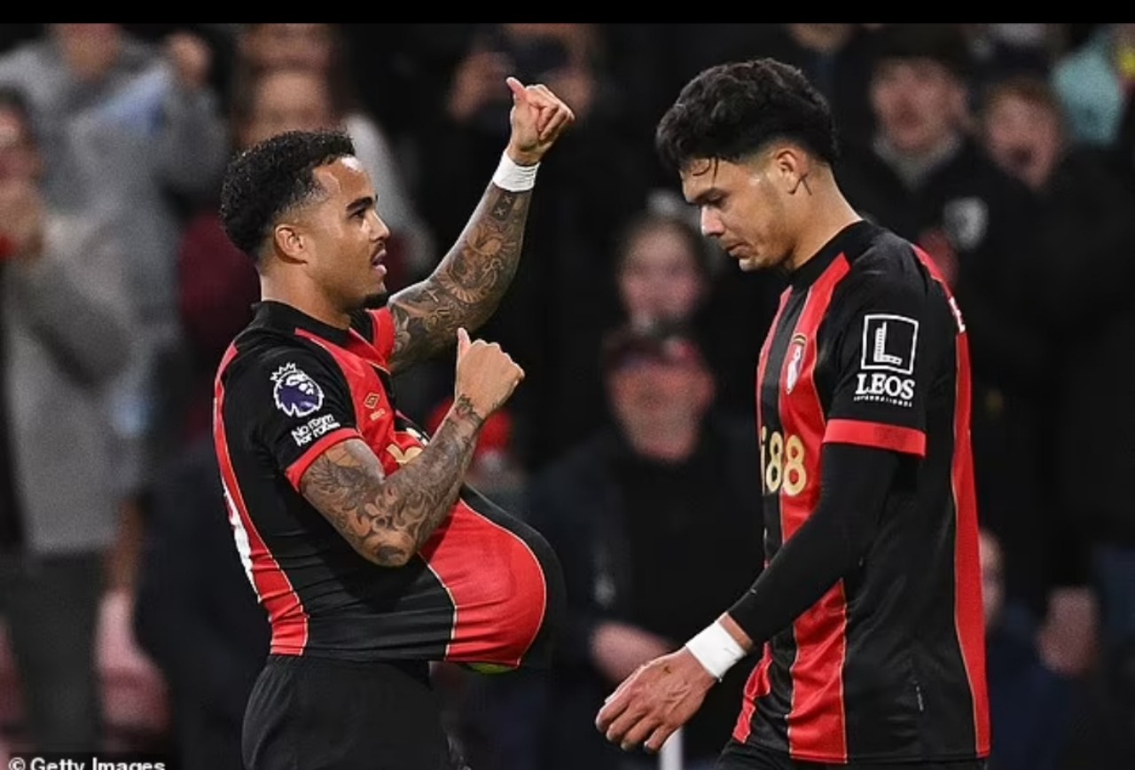 Justin Kluivert mencetak gol lewat tendangan penalti tanpa melihat yang arogan untuk menambah penderitaan The Gunners Arsenal.