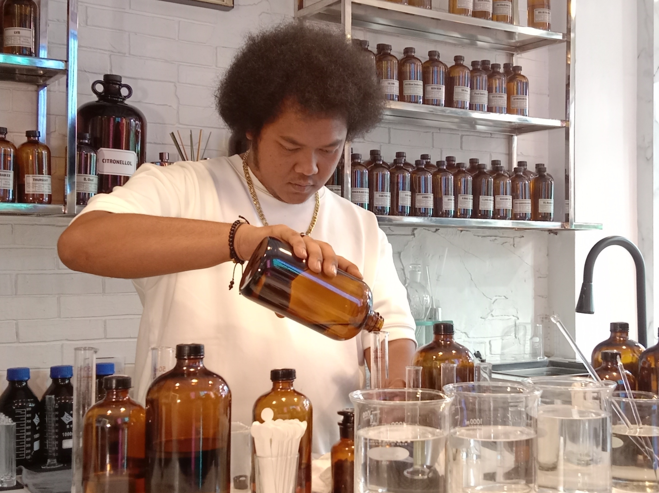 RACIKAN: Ahmad Arianto sedang meracik parfum buatannya dengan berbagai bibit parfum.