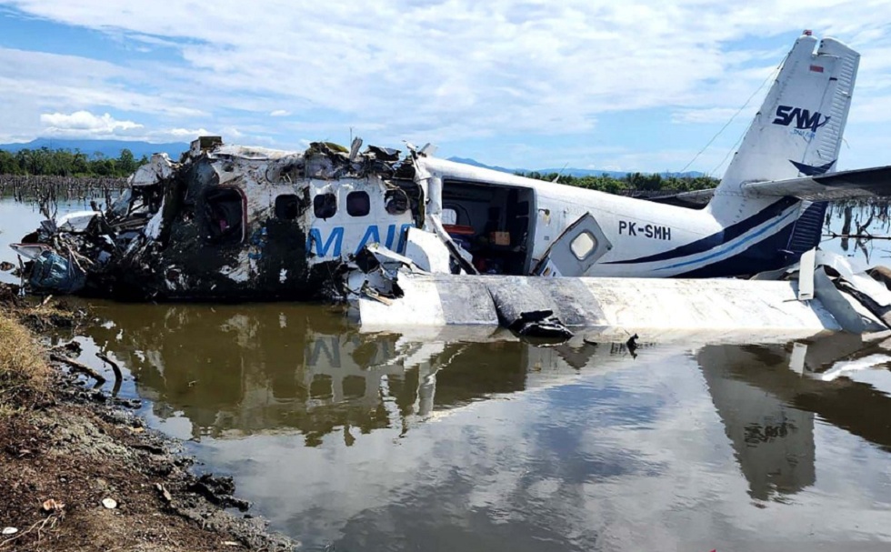 BELUM DIKETAHUI PENYEBAB: Lokasi kecelakaan pesawat SAM Air berada di tengah tambak tidak jauh dari Bandara Panua Pohuwato, Gorontalo, Minggu (20/10).