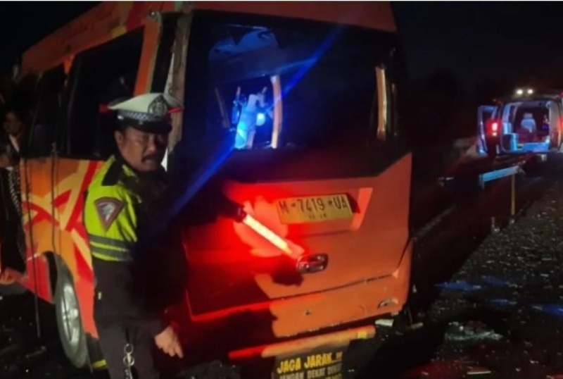 NAHAS: Polisi menunjukkan minibus yang menabrak dump truk hingga mengakibatkan lima orang peninggal dunia.