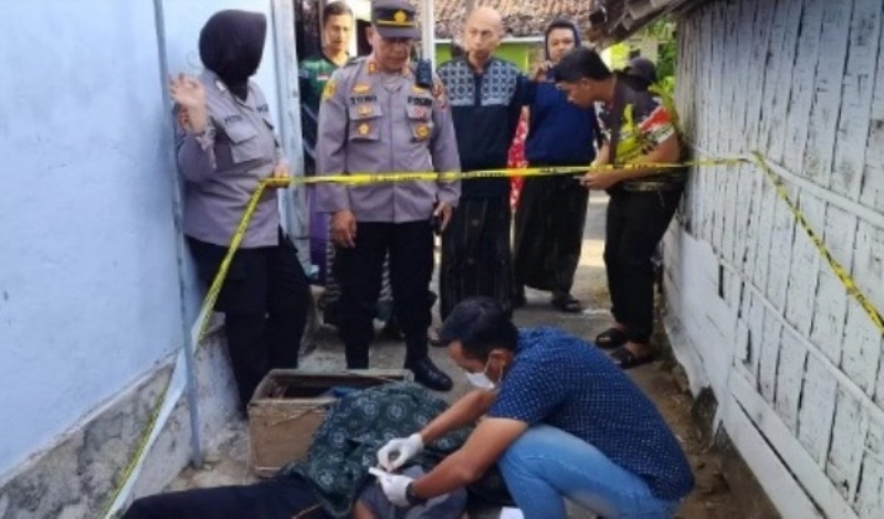 SEKSAMA: Aparat kepolisian memeriksa mayat yang ditemukan warga di Jl. Teuku Umar, Kelurahan Gunung Sekar Sampang pada Senin (21/10).
