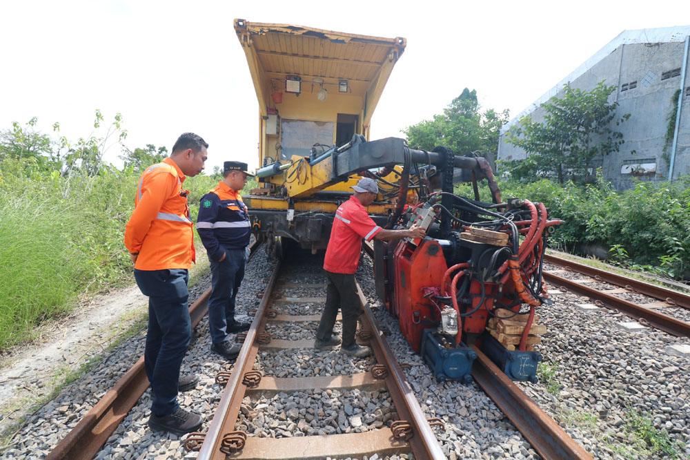 PERGANTIAN: Petugas Daop 8 Surabaya tengah melakukan pergantian rel sepanjang 42,75 KM yang terdapat di 7 stasiun. Pergantian ini untuk meningkatkan kecepatan kereta selama natal dan tahun baru.