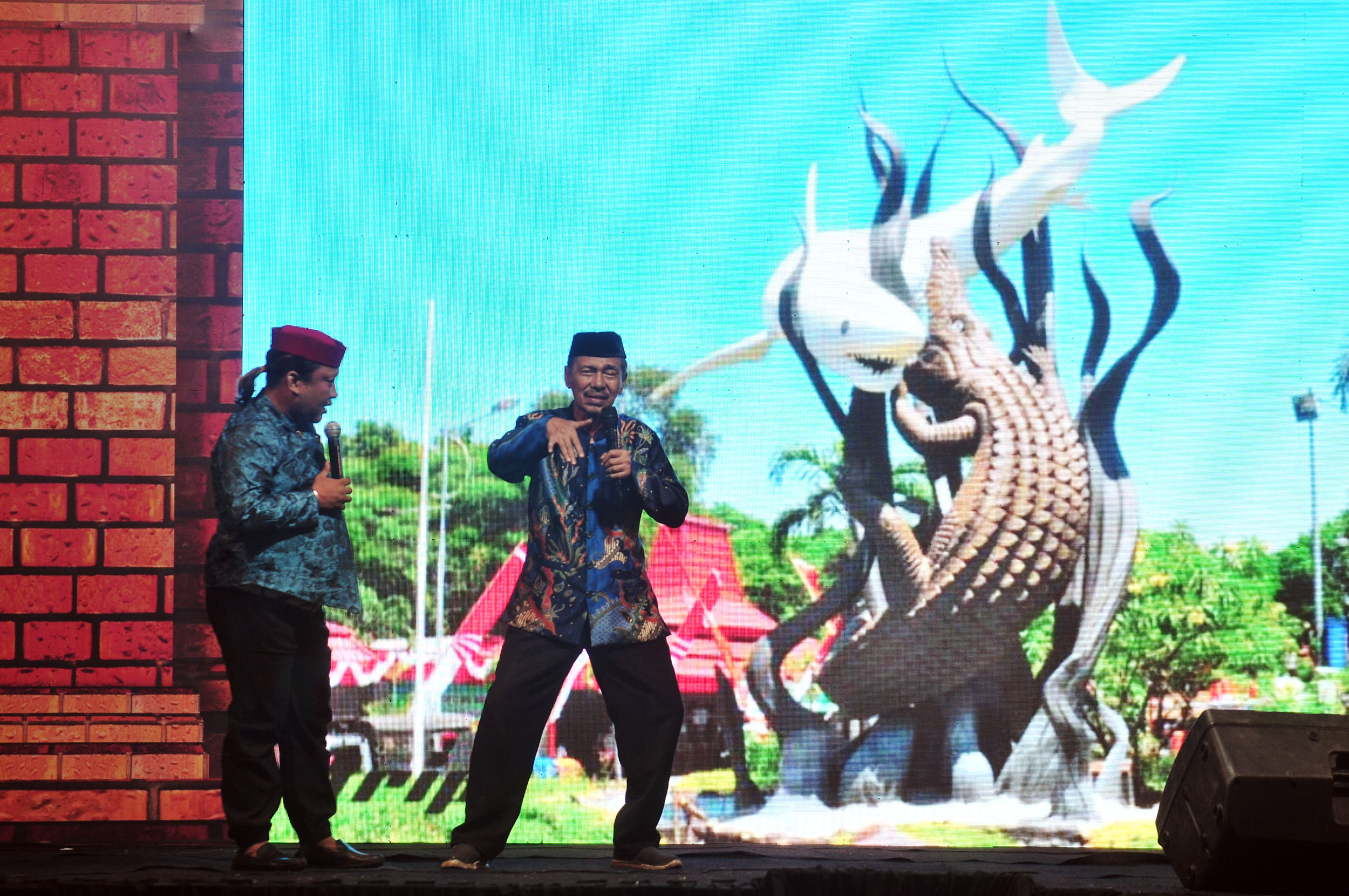 LIVING LEGEND: Seniman ludruk Surabaya, Kartolo menembangkan kidung dalam pertunjukan ludruk yang digelar di area Kota Lama Surabaya, Minggu (20/10) malam.