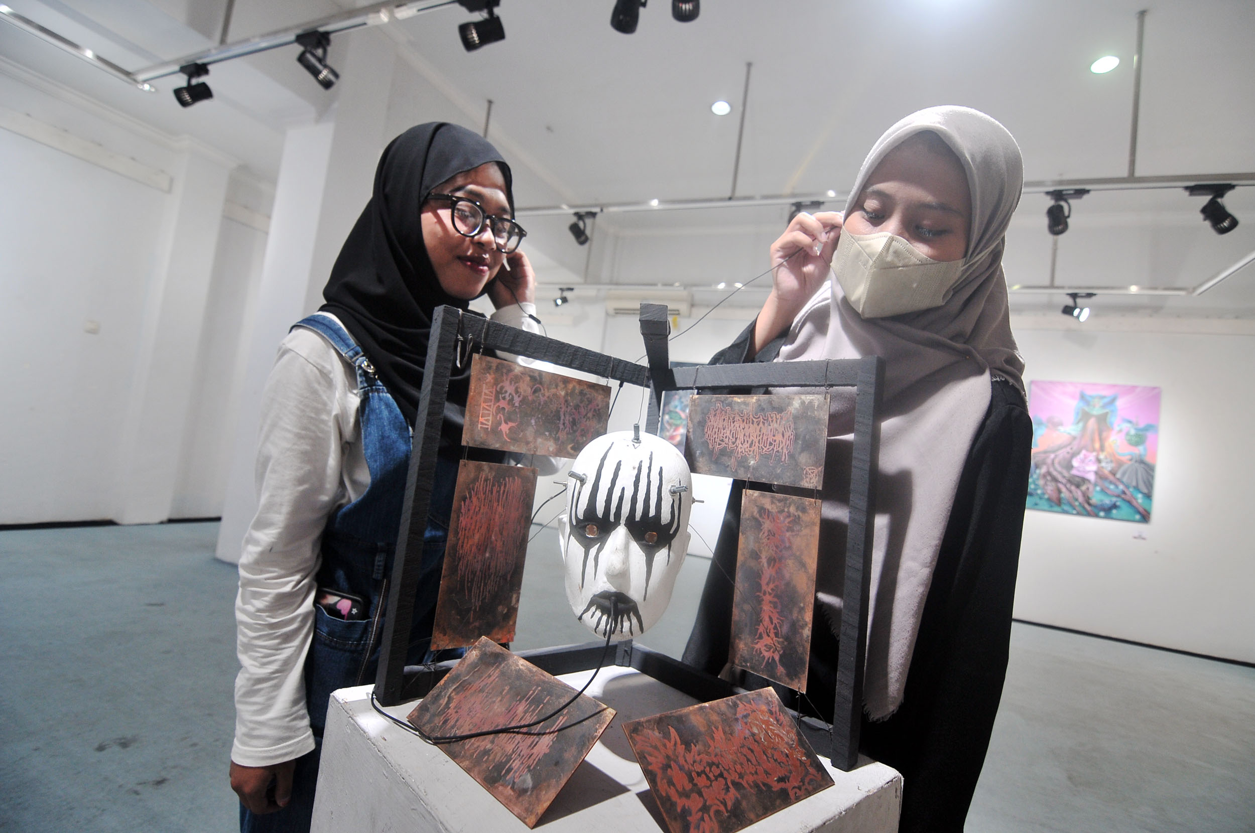 KONSEP JALAN HIDUP: Pengunjung mengamati karya-karya seni rupa dengan tema Eksplorasi, yang dipamerkan di Galeri Prabangkara, kompleks Taman Budaya Jatim, Surabaya.