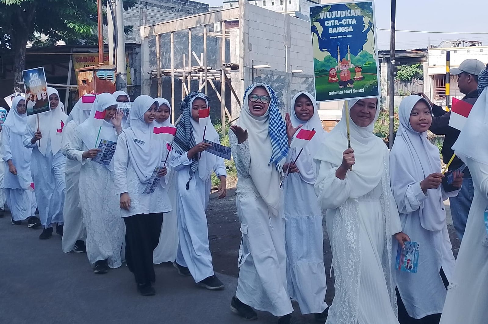 TANAMKAN NILAI KEISLAMAN: Siswa SMP Muhammadiyah 6 Surabaya menggelar pawai dalam rangka memperingati Hari Santri Nasional.