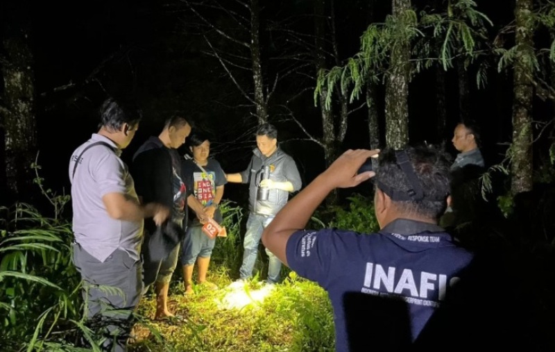 NAHAS: Petugas kepolisian melakukan olah TKP di Desa Ampelgading, Blitar, Minggu (20/10)