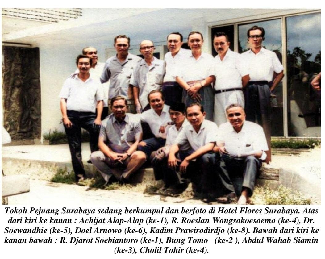 Moch Achijat bersama para pejuang 1945 saat berkumpul di Hotel Flores Surabaya.