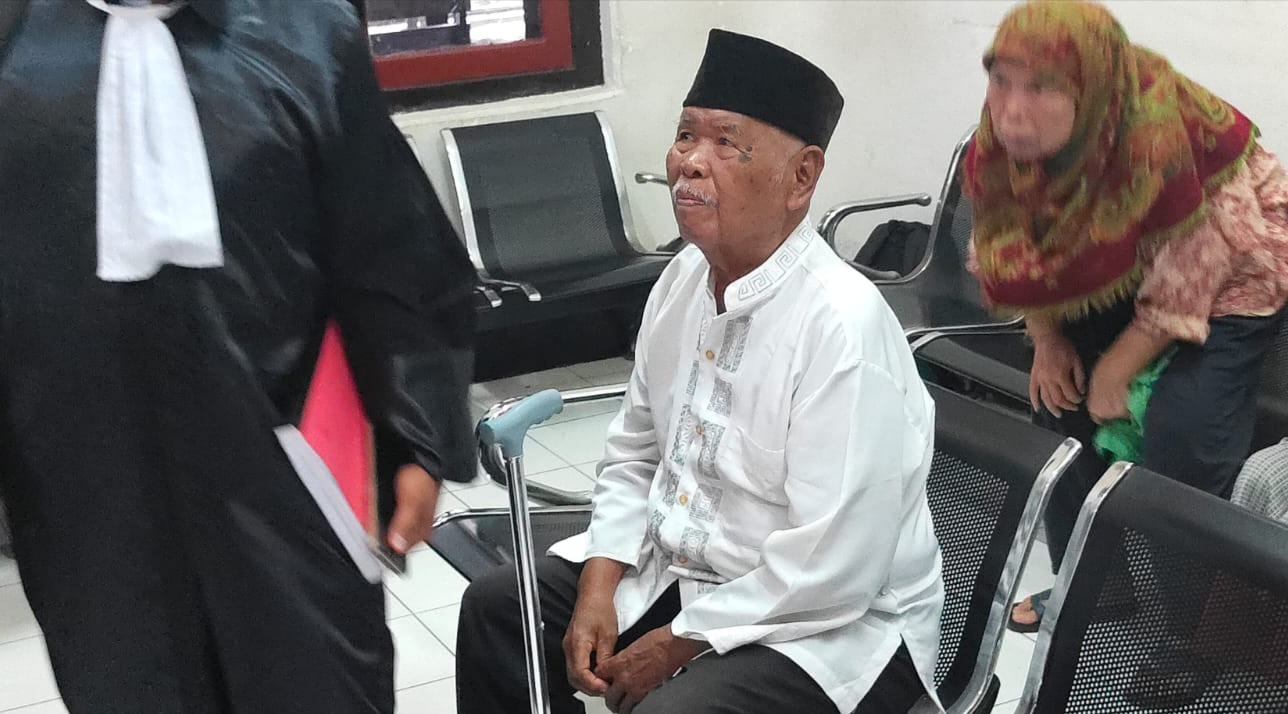 Djamanir duduk di kursi terdakwa PN Surabaya. (IST)