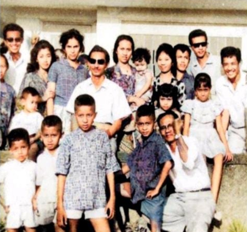 RUKUN: Achijat bersama keluarganya, dia memiliki empat istri dan 15 anak.