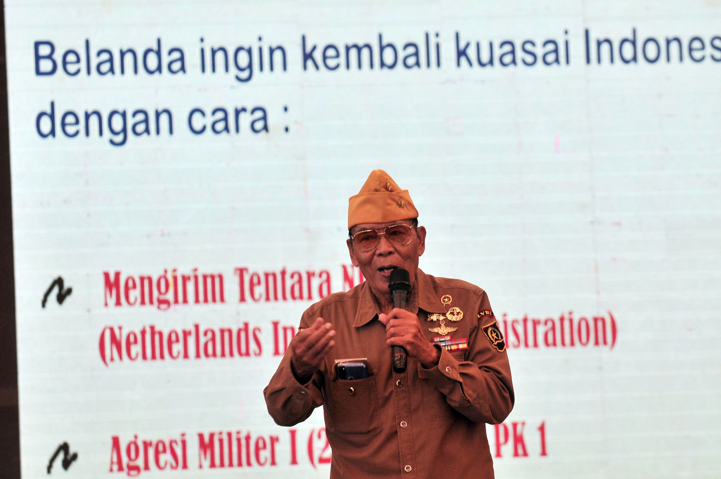 BERJASA BESAR: Suwarto Priyoadmodjo, anggota LVRI memberikan motivasi dan pengetahuan sejarah bangsa terkait perang kemerdekaan di Grand City Convex Surabaya, Selasa (22/10).