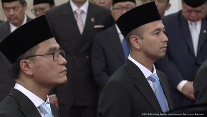 Raffi Ahmad (kanan) dan Gus Miftah (kiri) dilantik Presiden Prabowo sebagai utusan khusus di Istana Negara Jakarta, Selasa (22/10).