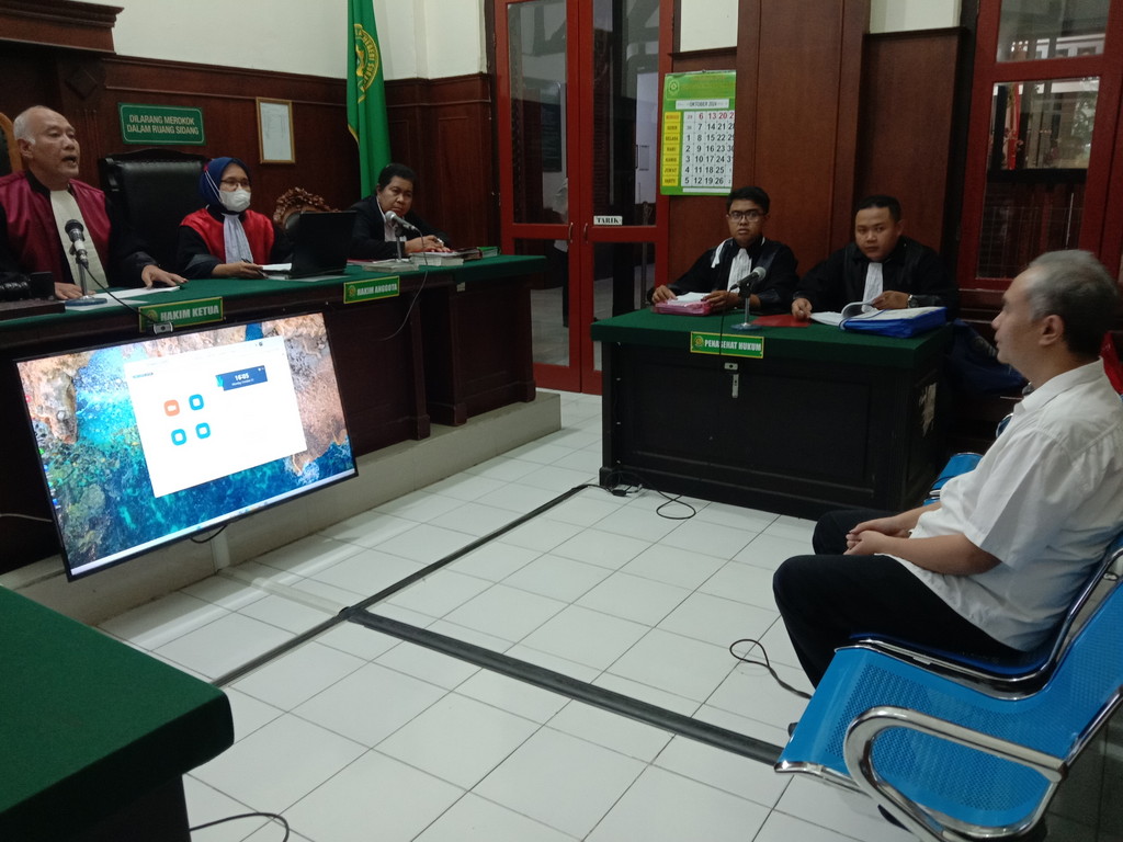 Viki Yossida jadi terdakwa di Pengadilan Negeri Surabaya.