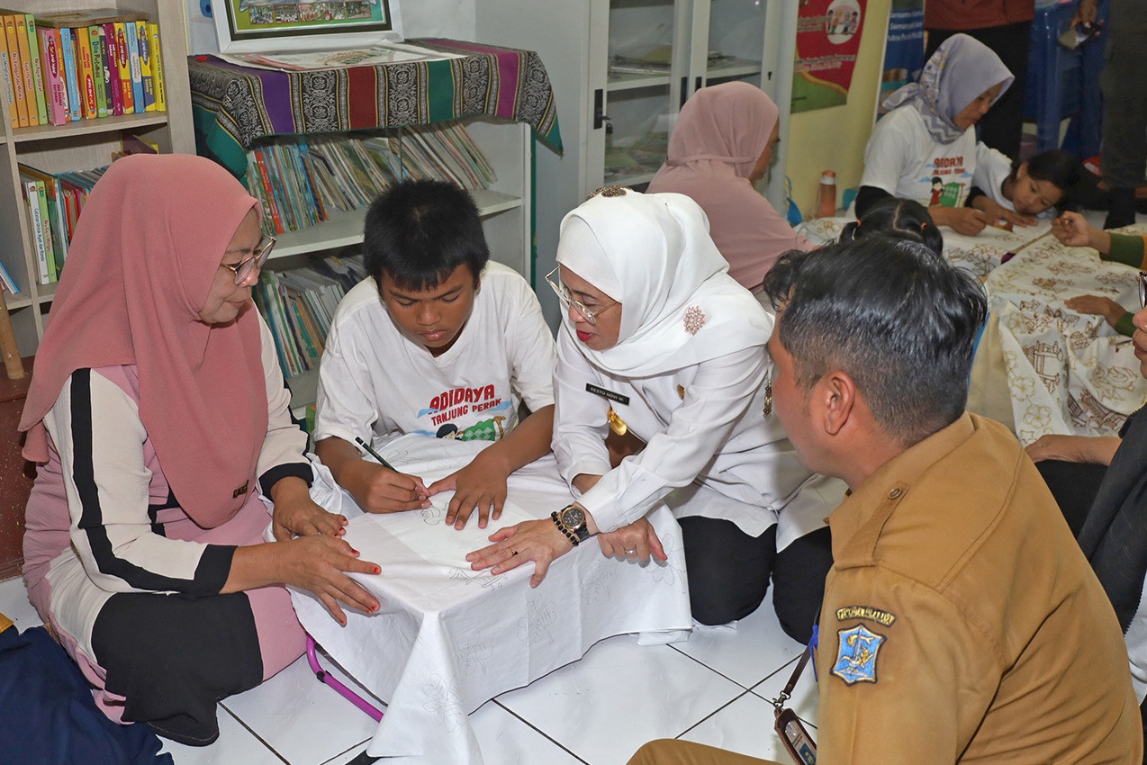 Pjs Wali Kota Surabaya berbincang dengan Kelompok Menjahit Ibu-Ibu dan Membatik anak Inklusi di Teluk Aru, Pabean Cantikan, Surabaya. (SURYANTO/RADAR SURABAYA)