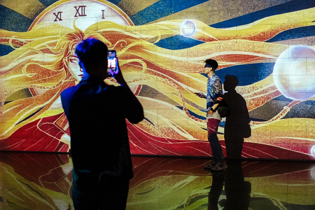 Pameran video mapping LZY Visual bertajuk LUMIORIA di Basement Alun-alun Surabaya.