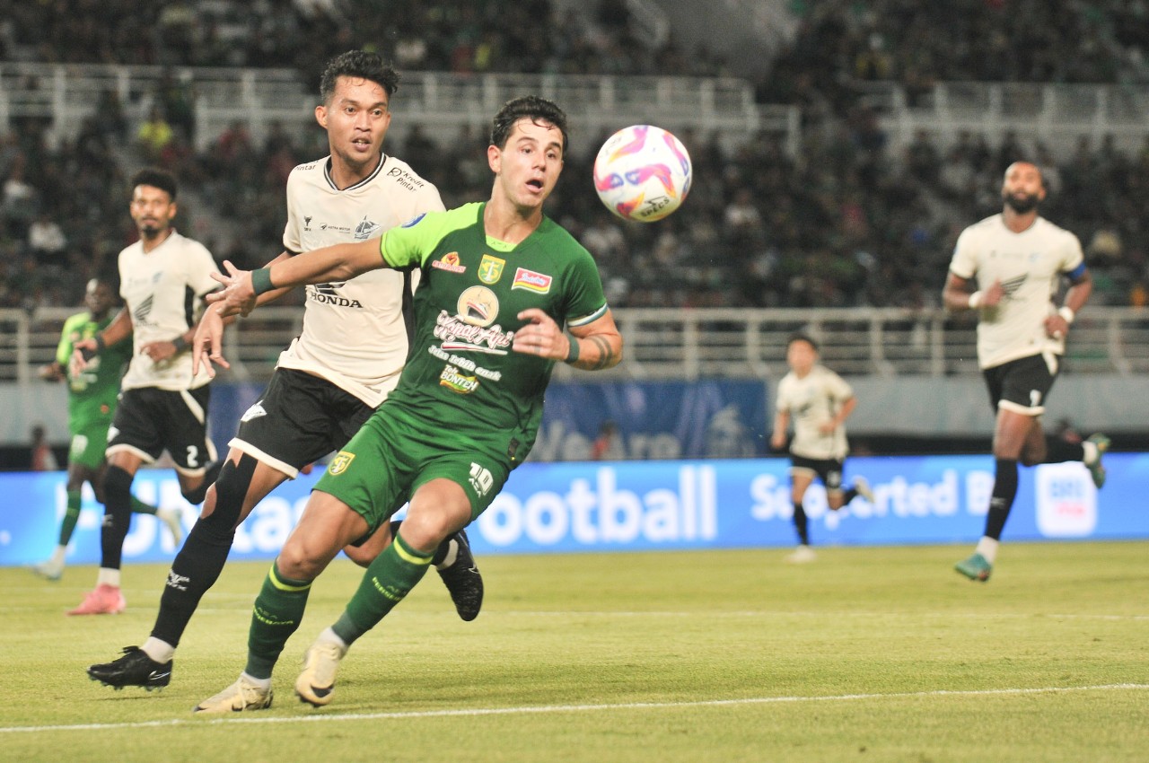 Bruno Moreira berebut bola dengan pemain PSM Makassar.