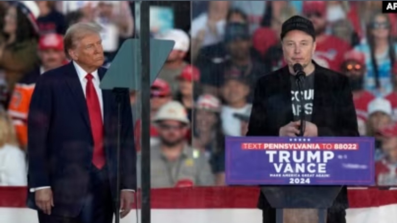 Elon Musk (kanan) saat menghadiri kampanye Donald Trump di Butler,  Pennsylvania.
