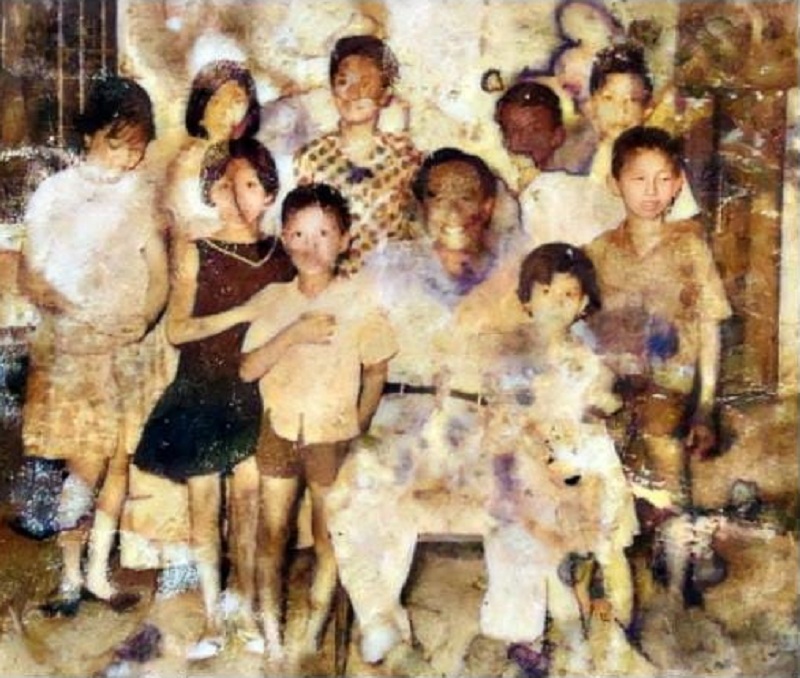AKRAB: Bung Tomo (tengah duduk) bersama dengan keempat anaknya dan anak Achijat di Hotel Flores Surabaya awal tahun 1960-an.