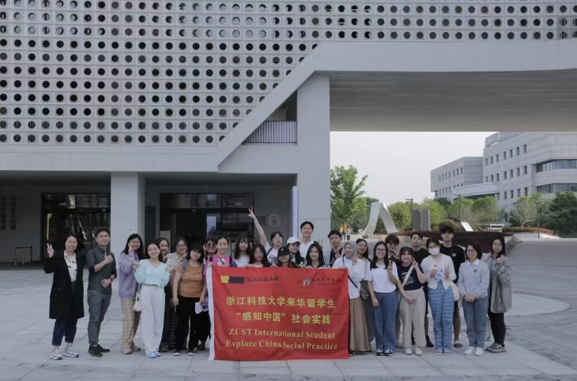 Mahasiswa Zhejiang University of Science and Technology berkesempatan mengunjungi Museum Warisan Budaya Takbenda di Distrik Yuhang, Kota Hangzhou, Tiongkok. (IST)