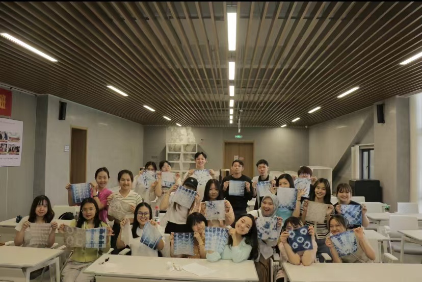 Mahasiswa Zhejiang University of Science and Technology berkesempatan mengunjungi Museum Warisan Budaya Takbenda di Distrik Yuhang, Kota Hangzhou, Tiongkok. (IST)