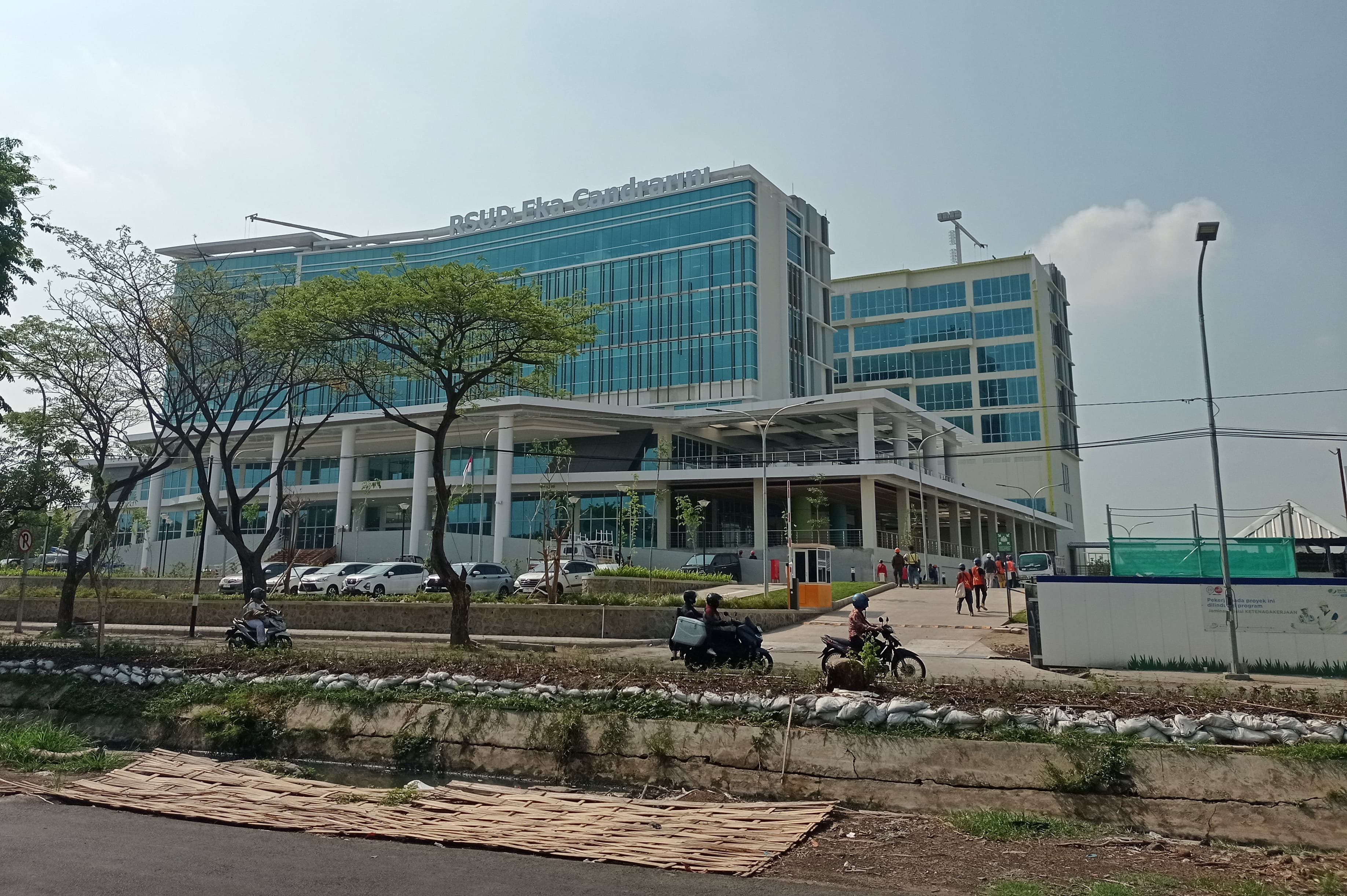 Suasana pengerjaan proyek RSUD Eka Candrarini atau RSUD Surabaya timur di kawasan Gunung Anyar, Surabaya.